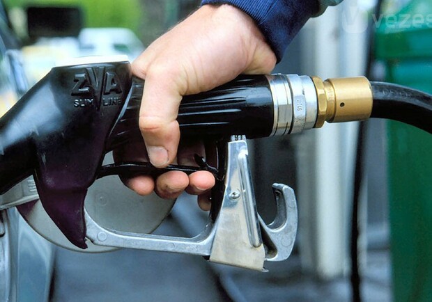 На заправках бензин подорожал в среднем на гривну. Фото с сайта neftegaz.ru 