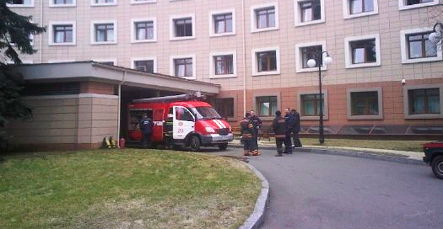 В Киеве горит больница "Феофания". Фото с сайта newzz.in.ua.
