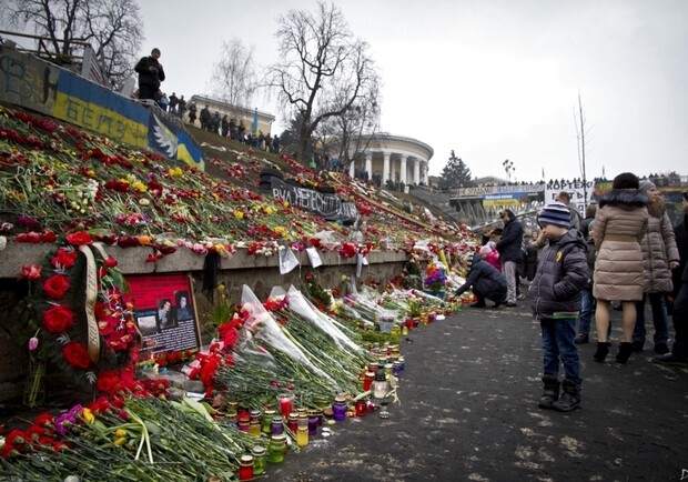 Новость - События - Столько цветов город еще не видел: как поминали погибших на Майдане