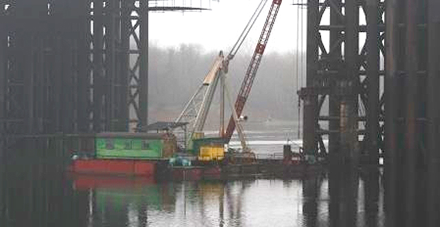 Новость - Транспорт и инфраструктура - Лед тронулся: на Подольском мосту начали монтировать арку