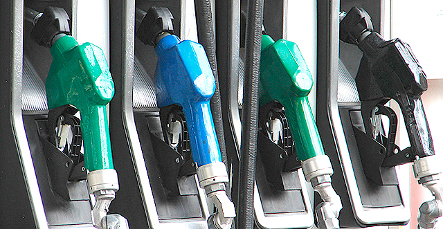 Сегодня валюта стала дешевле, а цена на бензин не изменилась. Фото с сайта <a href="http://www.autoguide.com/auto-news/2013/08/bank-info-theft-on-the-rise-is-your-gas-pump-safe.html">autoguide.com</a>.