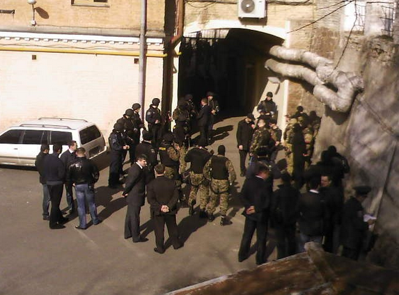 Люди в масках захватили подвал дома на улице Льва Толстого. Фото с сайта magnolia.tv