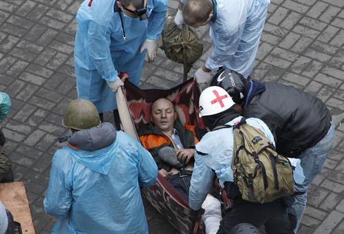 Медики-волонтеры уносили раненых с передовой. Фото с сайта kp.ua 
