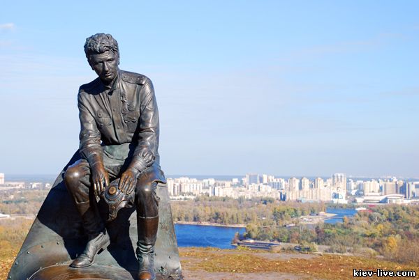 Памятник Леониду Быкову в Киеве. Фото с сайта wikimedia.org