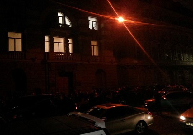 Новость - События - Последнее предупреждение: активисты пикетируют здание СБУ и офис Ахметова