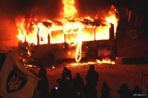 В Киеве загорелся автобус. Фото с сайта pikabu.ru