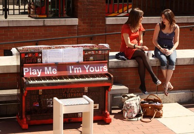 Пианино появятся летом. Фото с сайта www.streetpianos.com