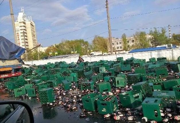 Новость - События - Ужасы на Петровке: из фуры выпали ящики с пивом и разбились