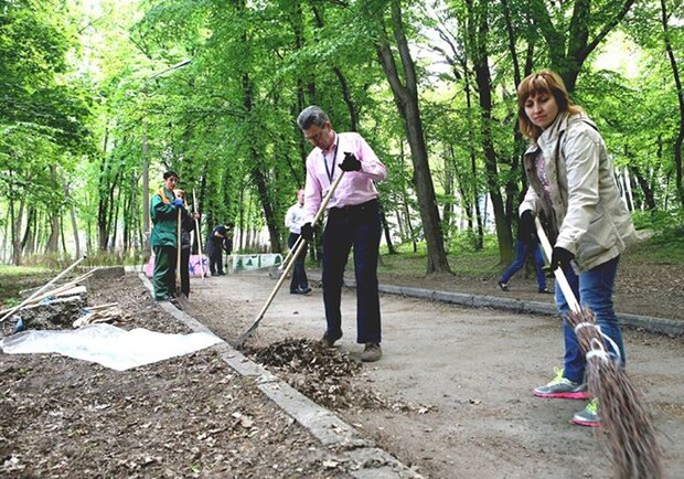 Новость - События - Фотофакт: американский посол Пайетт принял участие в уборке парка Нивки
