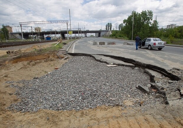 Новость - События - Фотофакт: на открытом полтора года назад шоссе образовался 15-метровый провал