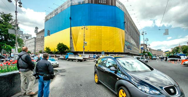 Новость - События - Фотофакт: на фасаде ЦУМа появился огромный флаг Украины