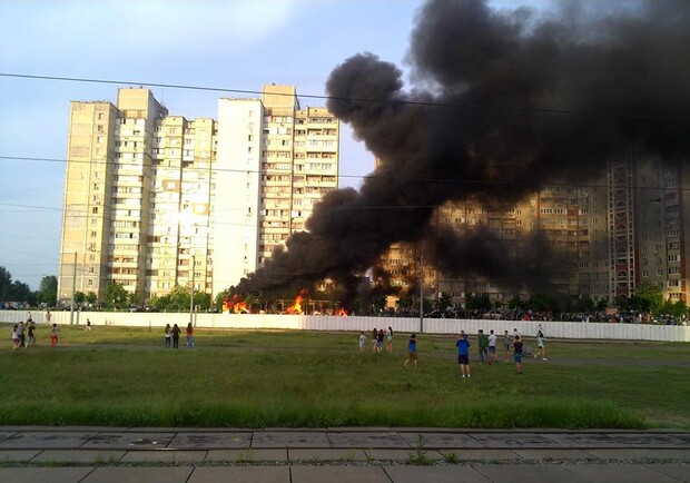 На Троещине сгорел автобус. Фото с сайта Facebook/Svitlana Odarenko
