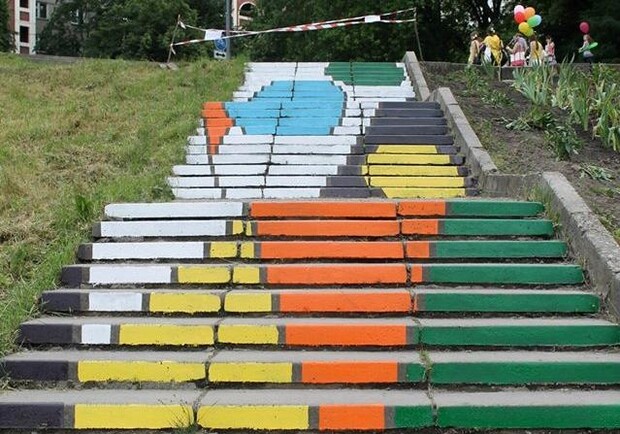 Новость - Досуг и еда - Фотофакт: в Соломенском парке разрисовали лестницу