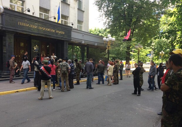 Новость - События - Штурм продолжается: активисты принесли шины под здание ГПУ