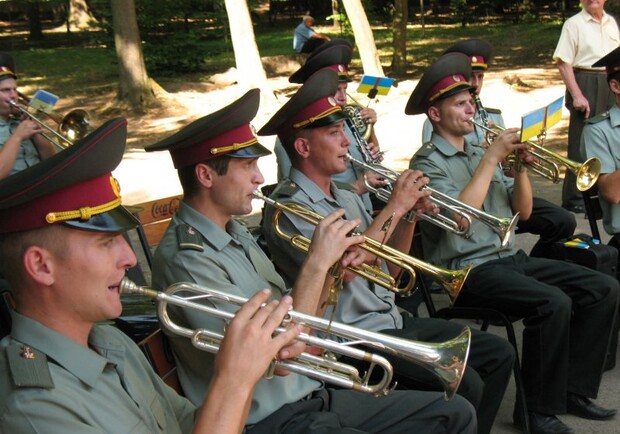 В Мариинском парке играют военные оркестры. Фото с сайта ru.molbuk.ua