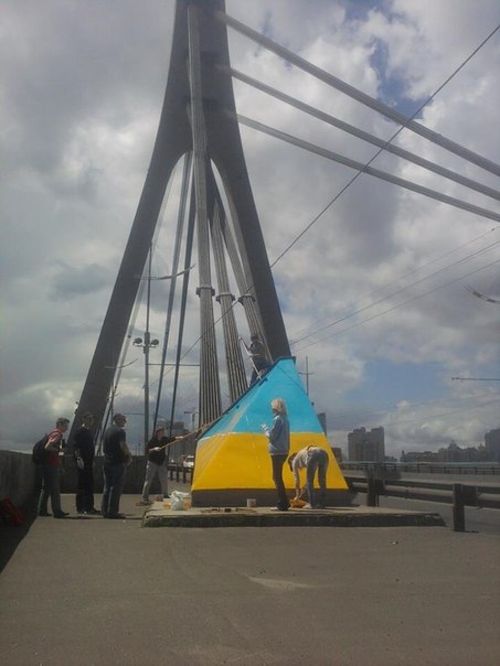 Новость - События - Фотофакт: киевляне раскрасили Московский мост в цвета национального флага