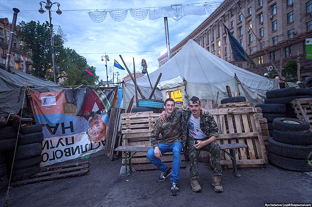 На Майдане все еще много тех, кто не хочет уезжать в зону АТО и даже по домам. Фото Ильи Варламова, <a href="http://zyalt.livejournal.com/1084806.html">zyalt.livejournal.com</a>.