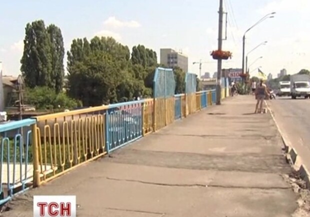 Новость - События - Как активисты красили Святошинский мост в сине-желтые цвета