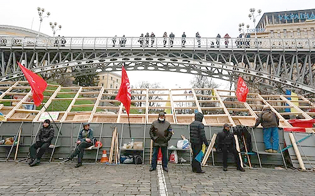 Новость - События - Коммунальщики разбирают еще одну баррикаду на Майдане