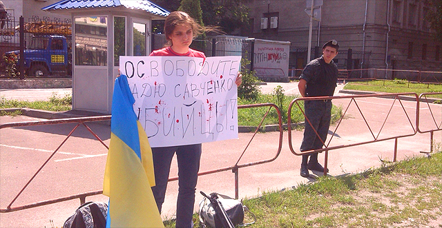 Новость - Люди города - Фотофакт: девушка устроила одиночный пикет под российским посольством