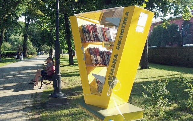 Новость - Досуг и еда - Неправильный подход: из уличных библиотек в парке Шевченко почти исчезли книги