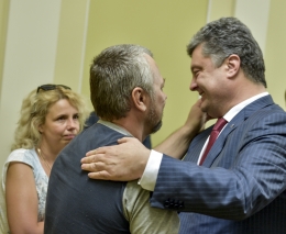 Порошенко встретился с родными военных. Фото с сайта president.gov.ua