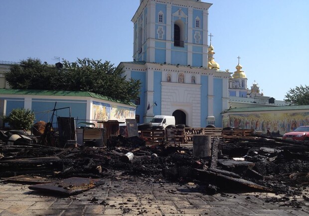 На Михайловской площади сгорели палатки. Фото kp.ua