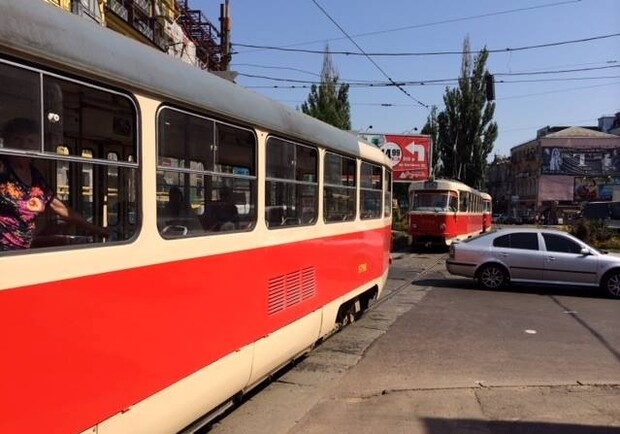 Водителя автомобиля, который перегородил дорогу трамваям, оштрафовали на 510 гривен. Фото от участников сообщества "Герой Стоянки"