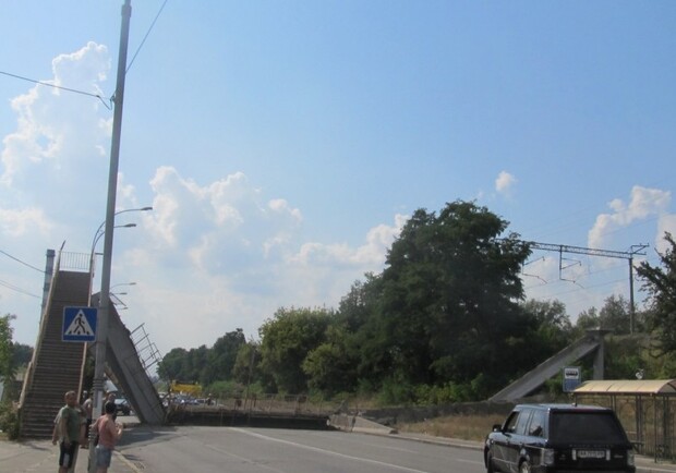 Новость - События - В Киеве упал пешеходный мост