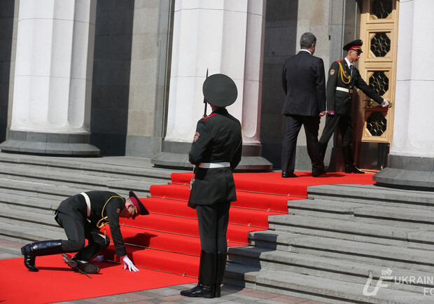 Солдат, который упал на инаугурации, уже дома. Фото с сайта ukranews.com