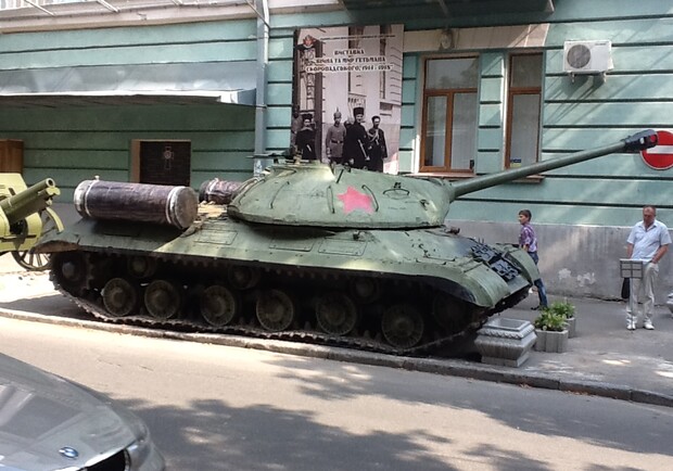 Новость - События - Приходи смотреть: украинская армия пригнала в Киев танк, который террористы Донбасса сняли с постамента