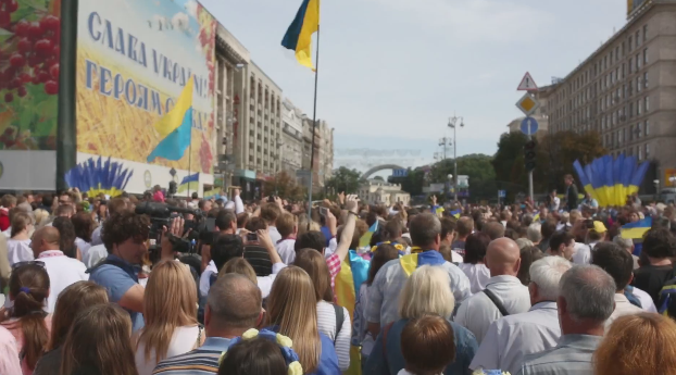Новость - Люди города - Тысячи киевлян исполнили гимн Украины после парада на Майдане