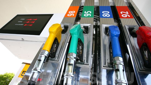 Цены на бензин полностью зависят от курса. Фото с сайта bankomet.com.ua