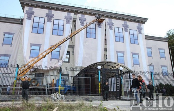 Новость - События - Фотофакт: Россия "зачехлила" свое посольство в Киеве