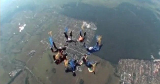 Новость - События - Видеофакт: в небе над Киевом парашютисты совершили патриотический прыжок