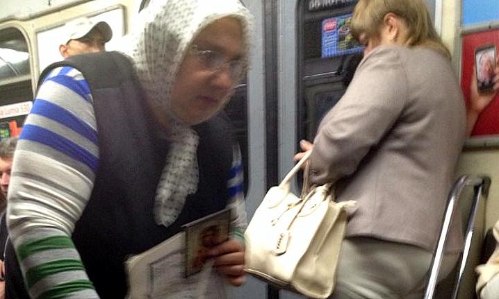 Новость - Люди города - Знай мошенницу в лицо: в киевском метро бабушка просит милостыню и рассказывает о сыне, погибшем в АТО