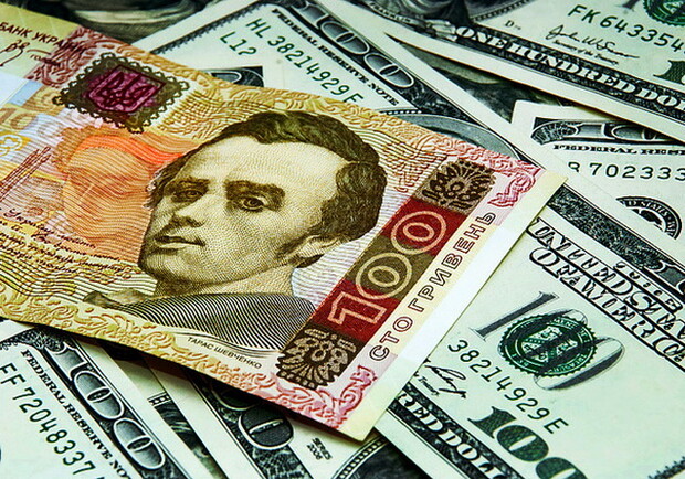 Доллар в среднем можно купить по 13 гривен. Фото с сайта thekievtimes.ua