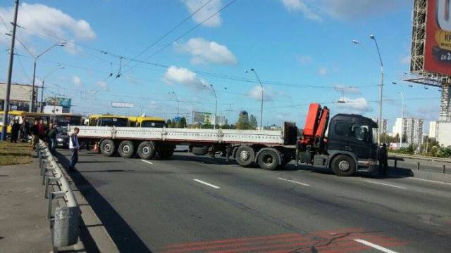 Новость - События - Грандиозная пробка: грузовик перекрыл движение по Московскому мосту