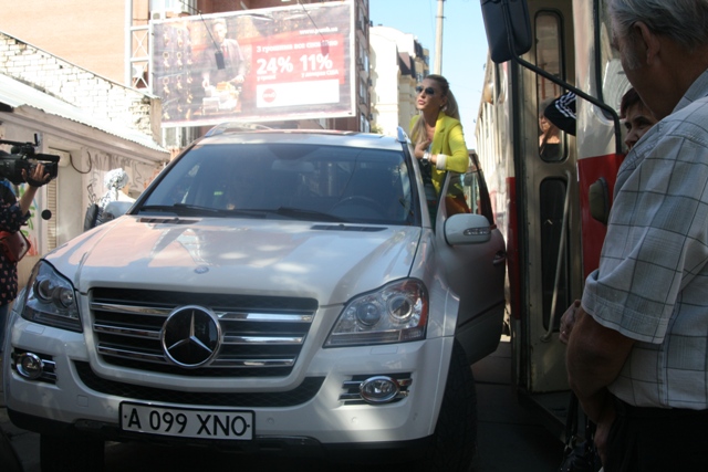 Новость - События - Киевляне устроили бунт: блондинка на джипе припарковалась на трамвайных путях