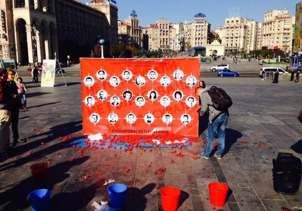 Новость - События - На Майдане депутатов забросали помидорами
