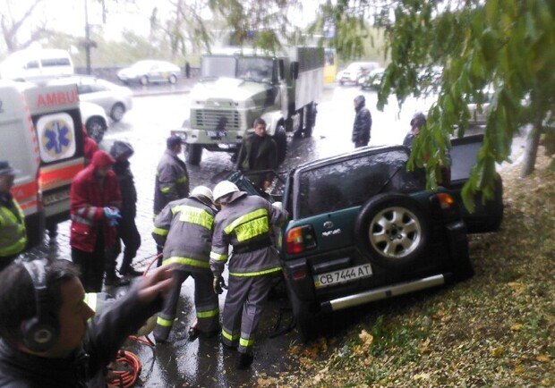 Новость - События - В центре Киева грузовик Нацгвардии раздавил легковушку на встречке