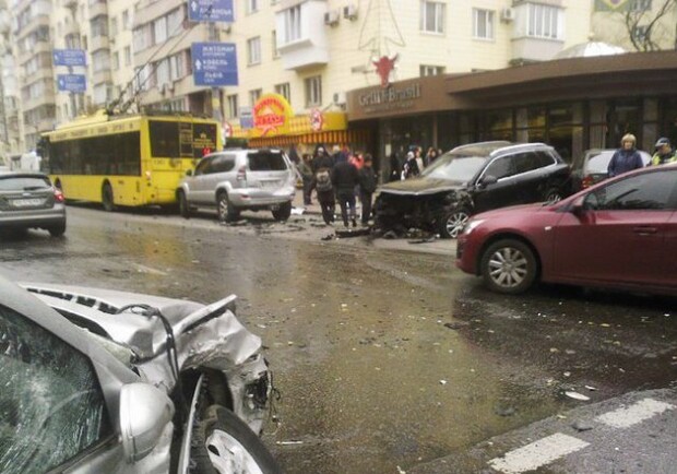 Новость - События - В центре Киева столкнулись пять машин и троллейбус
