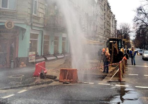 Новость - События - Фотофакт: в центре Киева посреди дороги бьет фонтан