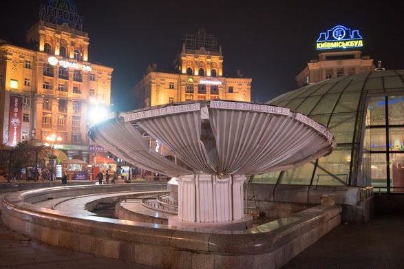 Новость - События - Как это выглядит:на Майдане собрали огромный картонный фонтан