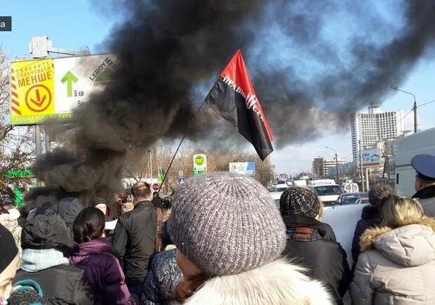 Новость - События - В Киеве горящими шинами перекрыли движение на мост