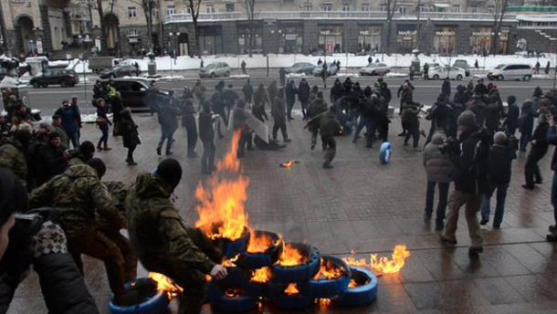Новость - События - Под мэрией Киева поджигали шины: есть пострадавшие