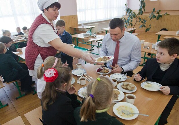 Новость - События - Мэрский бранч: Кличко отобедал в школьной столовой