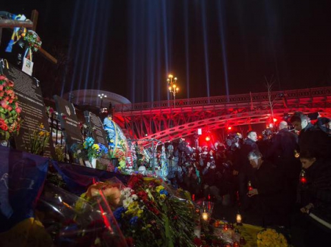 Новость - События - "Лучи достоинства" и море цветов: как в Киеве чествовали Героев Небесной Сотни