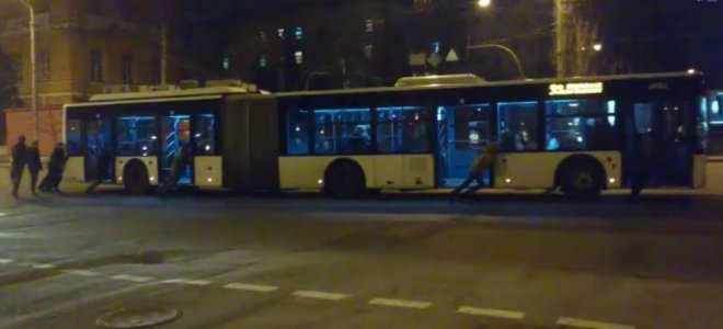 Новость - Транспорт и инфраструктура - Видео дня: пассажиры толкали троллейбус в центре Киева, чтобы помочь водителю