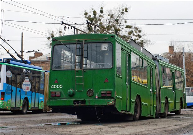 Новость - События - В Киеве у троллейбуса порвалась "гармошка"
